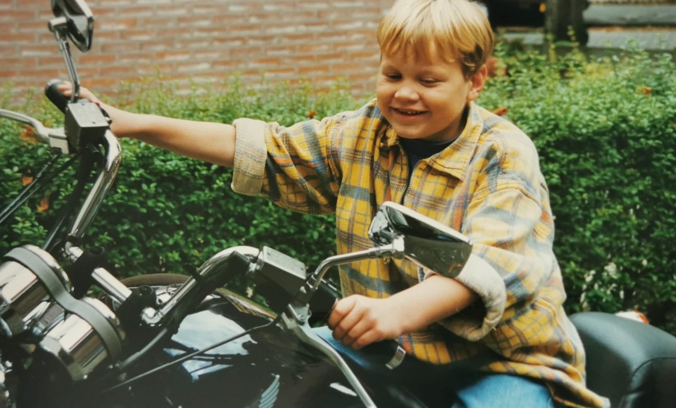 Jongetje op een motor tijdens de familiedag